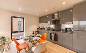 Spacious Balcony View Apt Near Nec Bhx Free Parking Sleeps 4