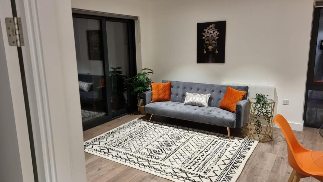 Spacious Balcony View Apt Near Nec Bhx Free Parking Sleeps 4 Hockley Heath Exterior photo