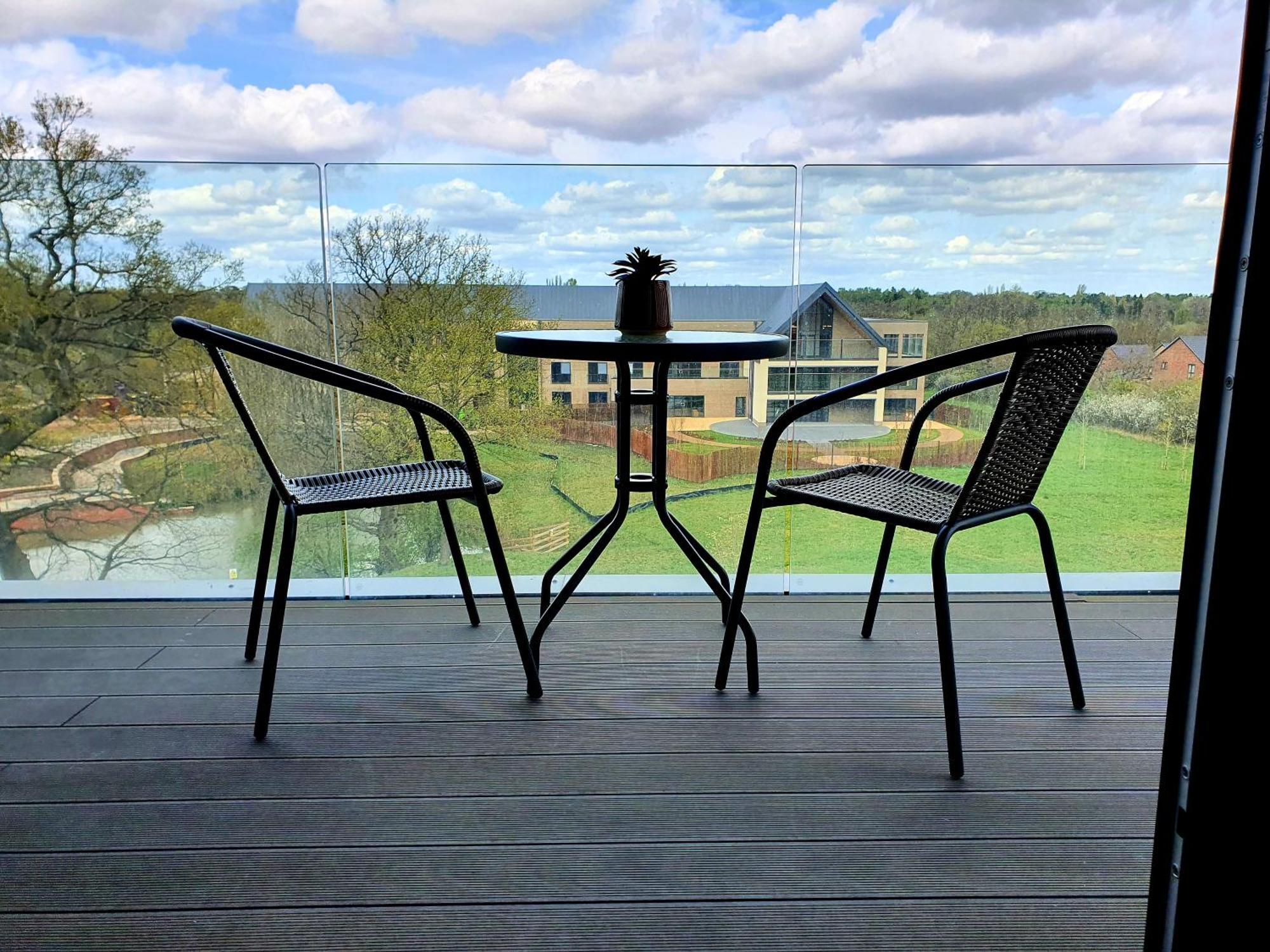 Spacious Balcony View Apt Near Nec Bhx Free Parking Sleeps 4 Hockley Heath Room photo